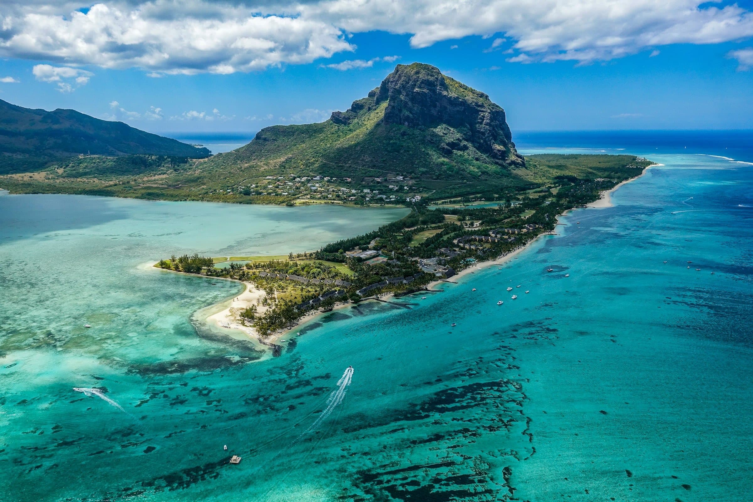 La montagne du Morne et le lagon turquoise de l’île Maurice vus du ciel
