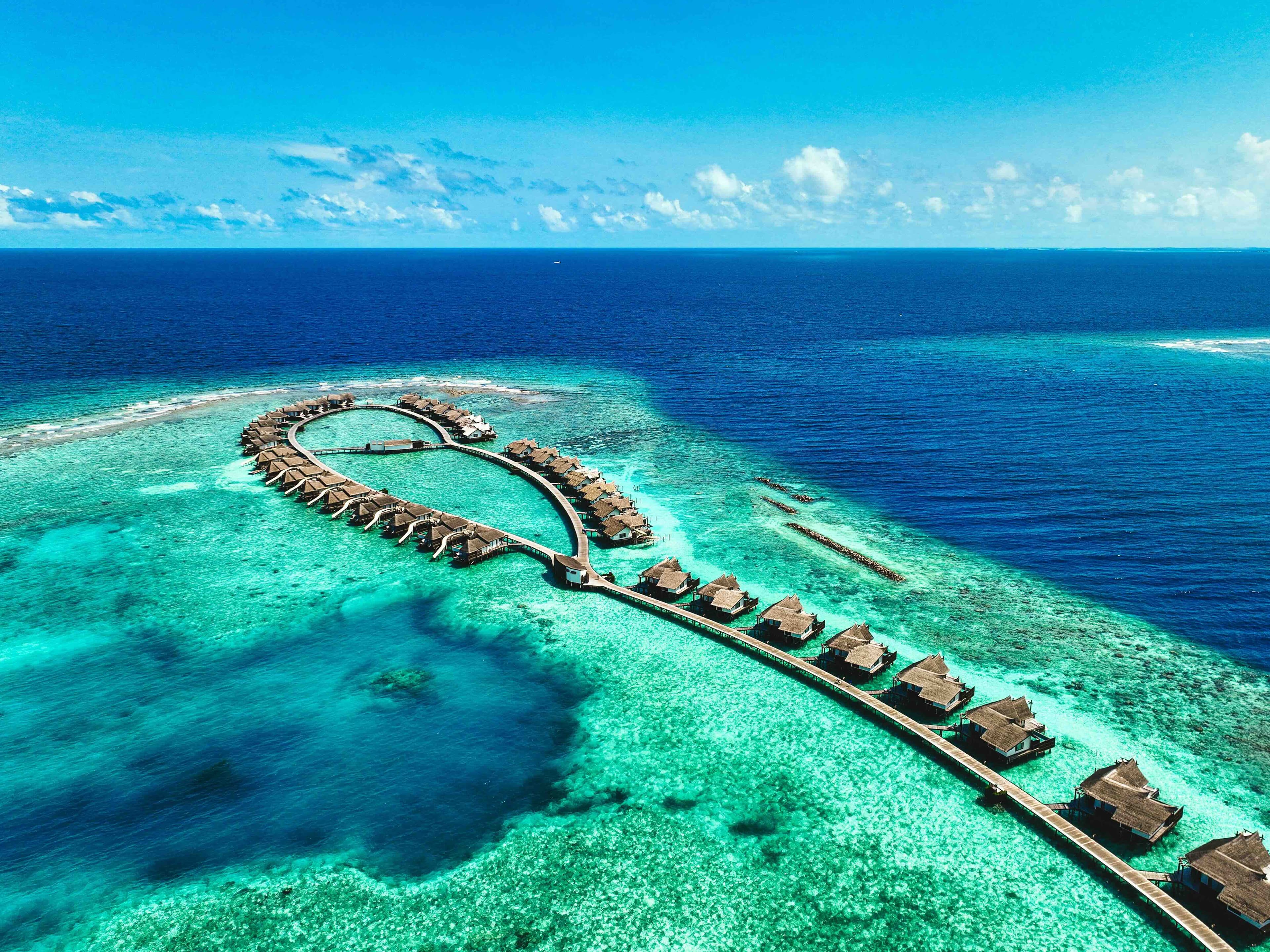 Lagon des Maldives et bungalows sur pilotis vus du ciel