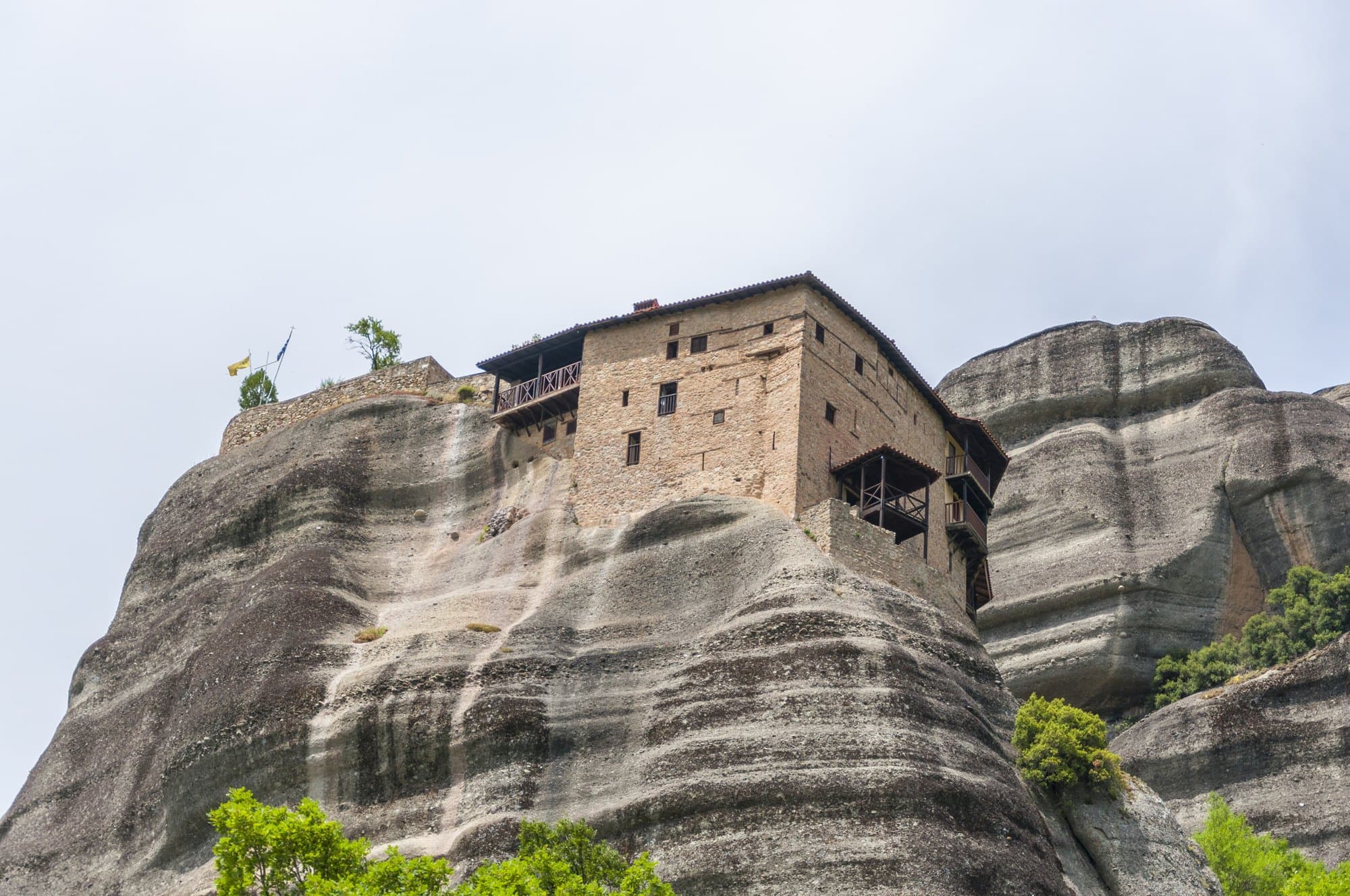 Le monastère Saint-Nicolas Anapafsas perché sur son rocher