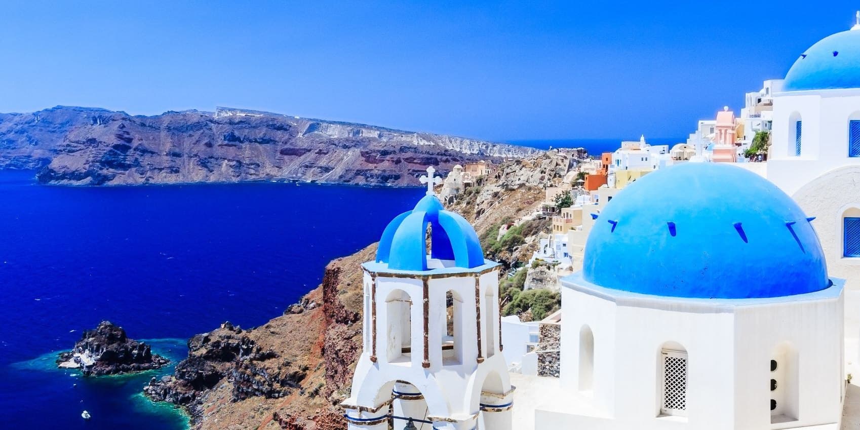 Dômes bleus et maisons blanches au-dessus de la mer, dans les Cyclades