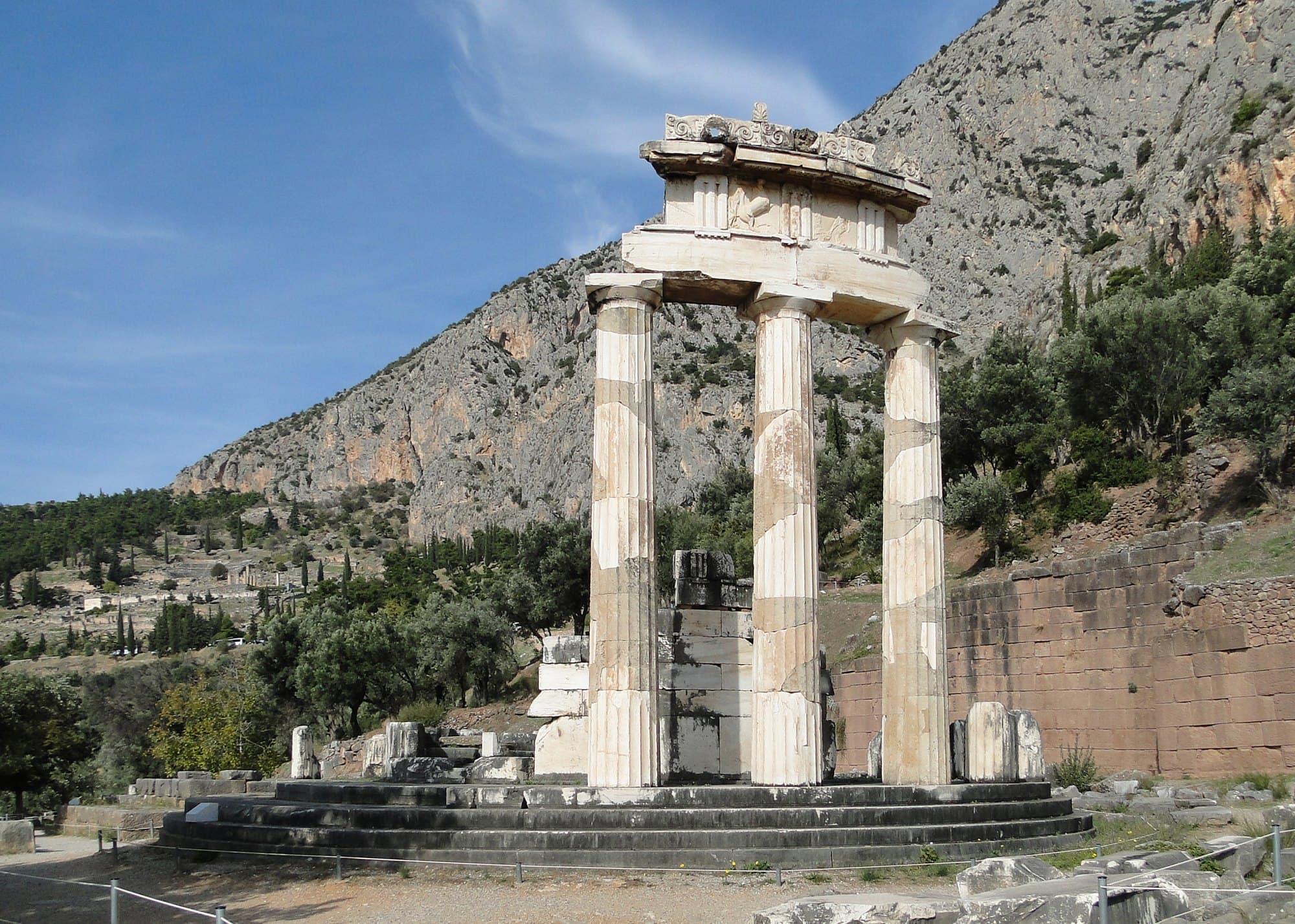 La tholos du sanctuaire d’Athéna Pronaia à Delphes, au pied des falaises