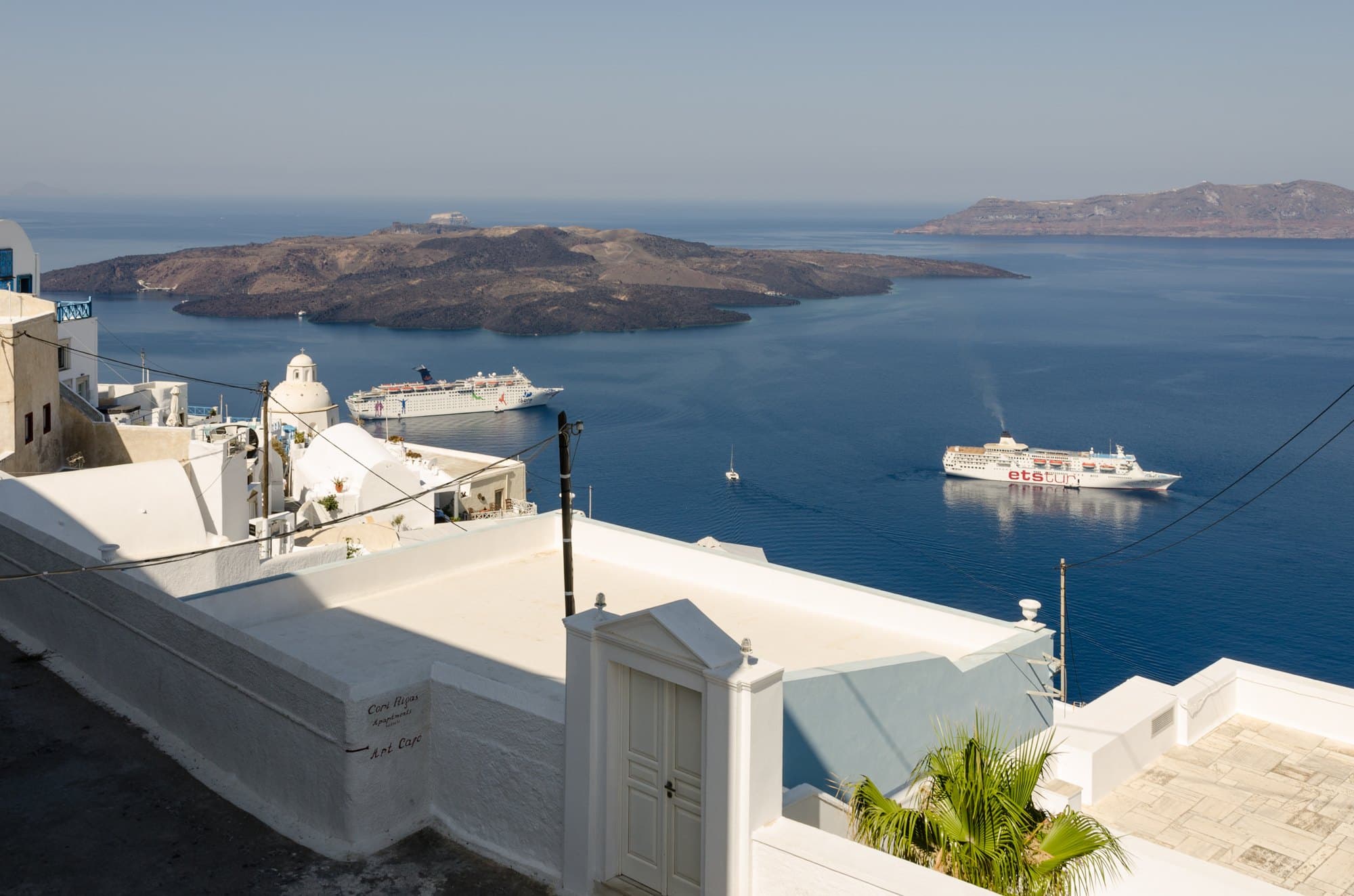 La caldeira de Santorin vue depuis Fira, le volcan de Nea Kameni au large