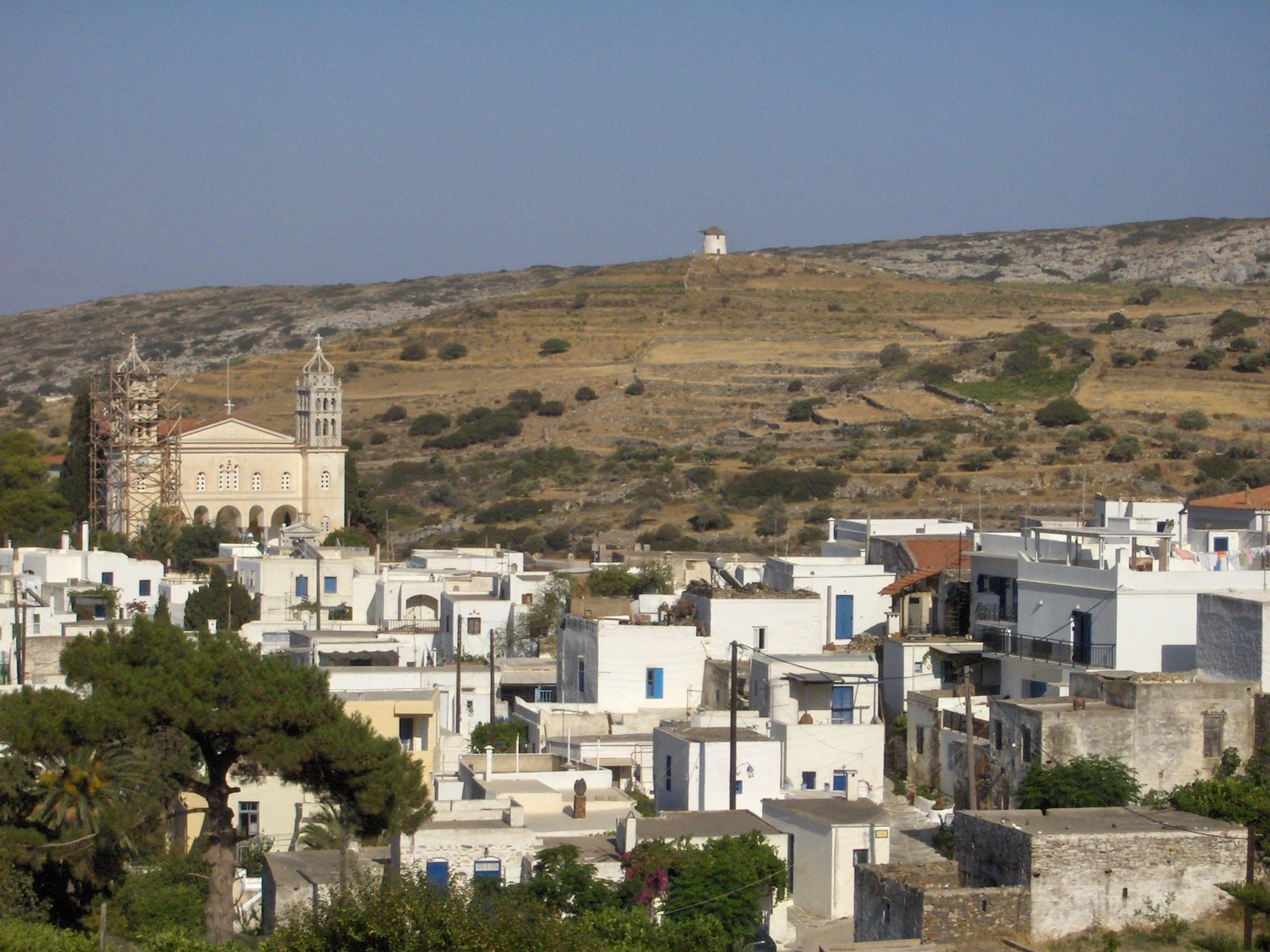 Le village blanc de Lefkes dans les collines de Paros
