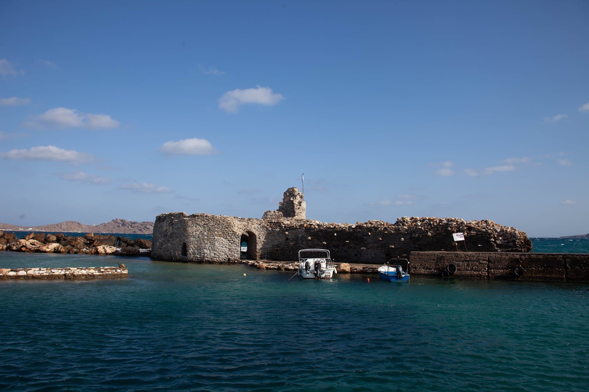 Le château vénitien au bout du port de Naoussa, à Paros