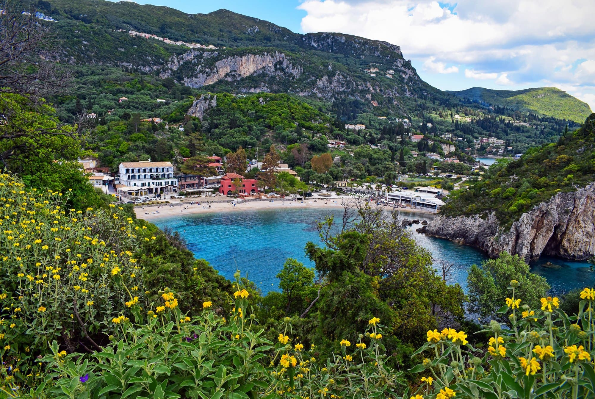 La baie de Paleokastritsa et ses criques turquoise, à Corfou