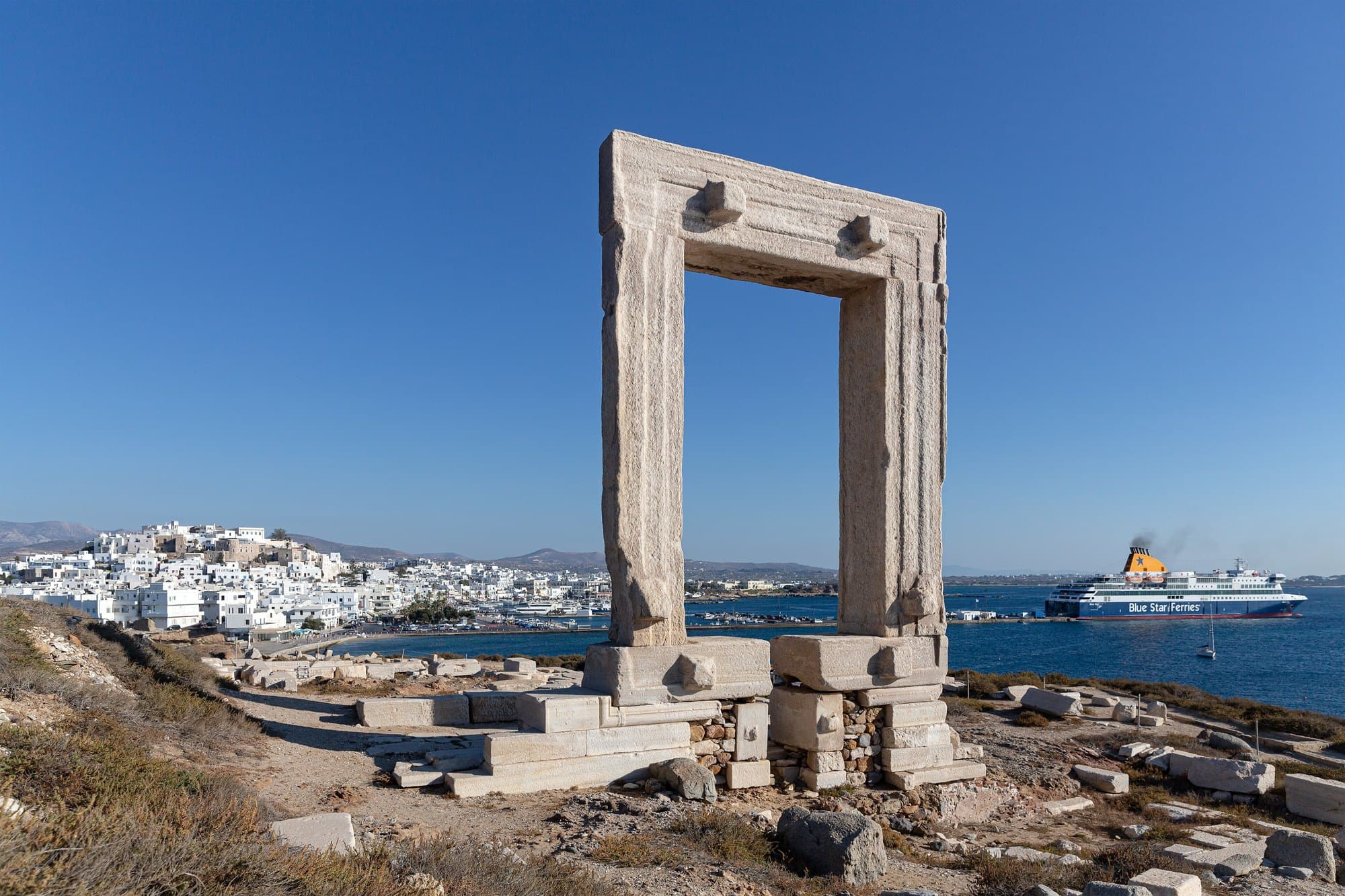 La Portara de Naxos, porte de marbre antique, face à la ville blanche