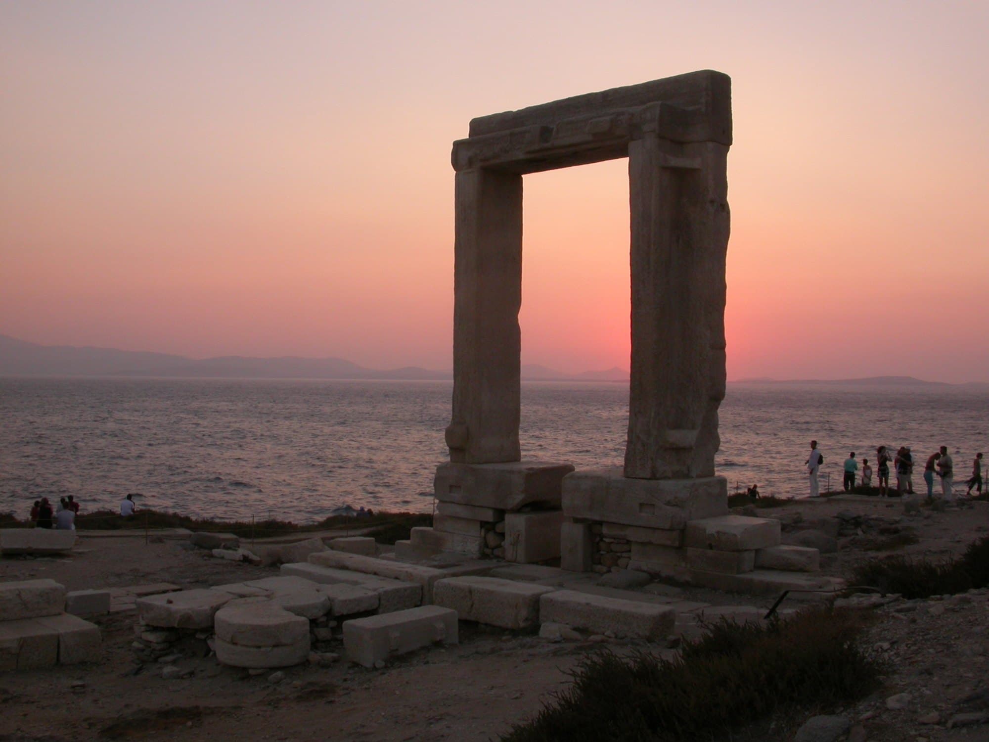 La Portara de Naxos découpée sur le ciel rose du coucher de soleil