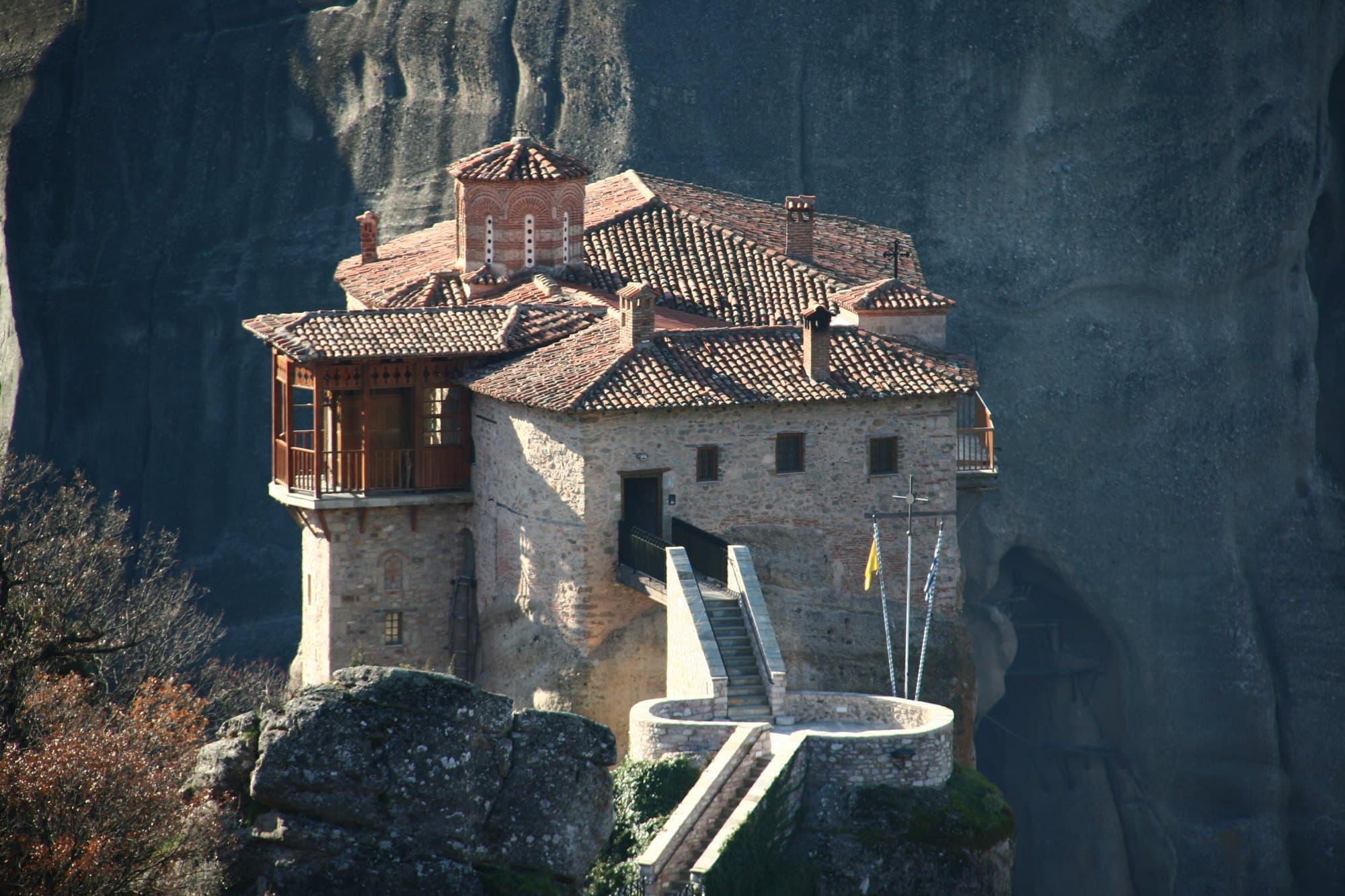Le monastère de Roussanou bâti sur un piton étroit