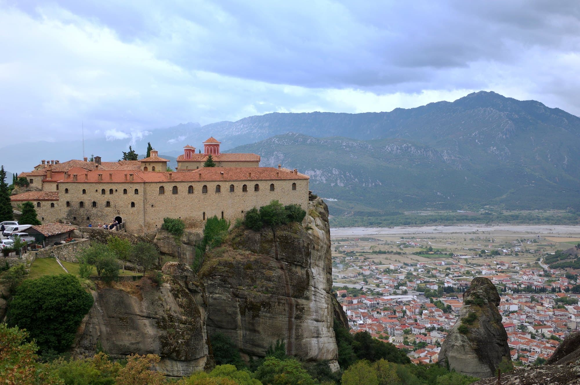 Le monastère Saint-Étienne au bord de la falaise, au-dessus de Kalambaka