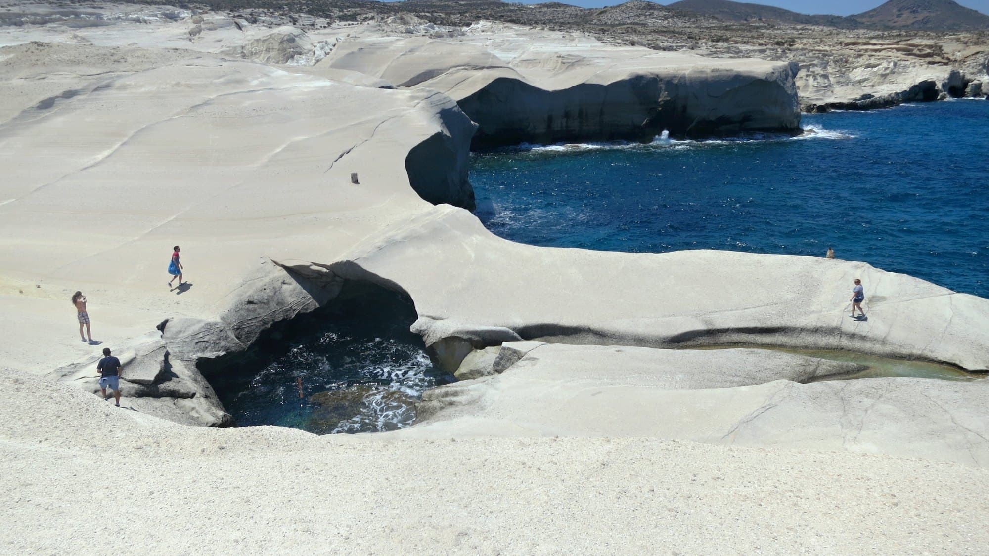 La roche blanche et lisse de Sarakiniko au bord de la mer, à Milos