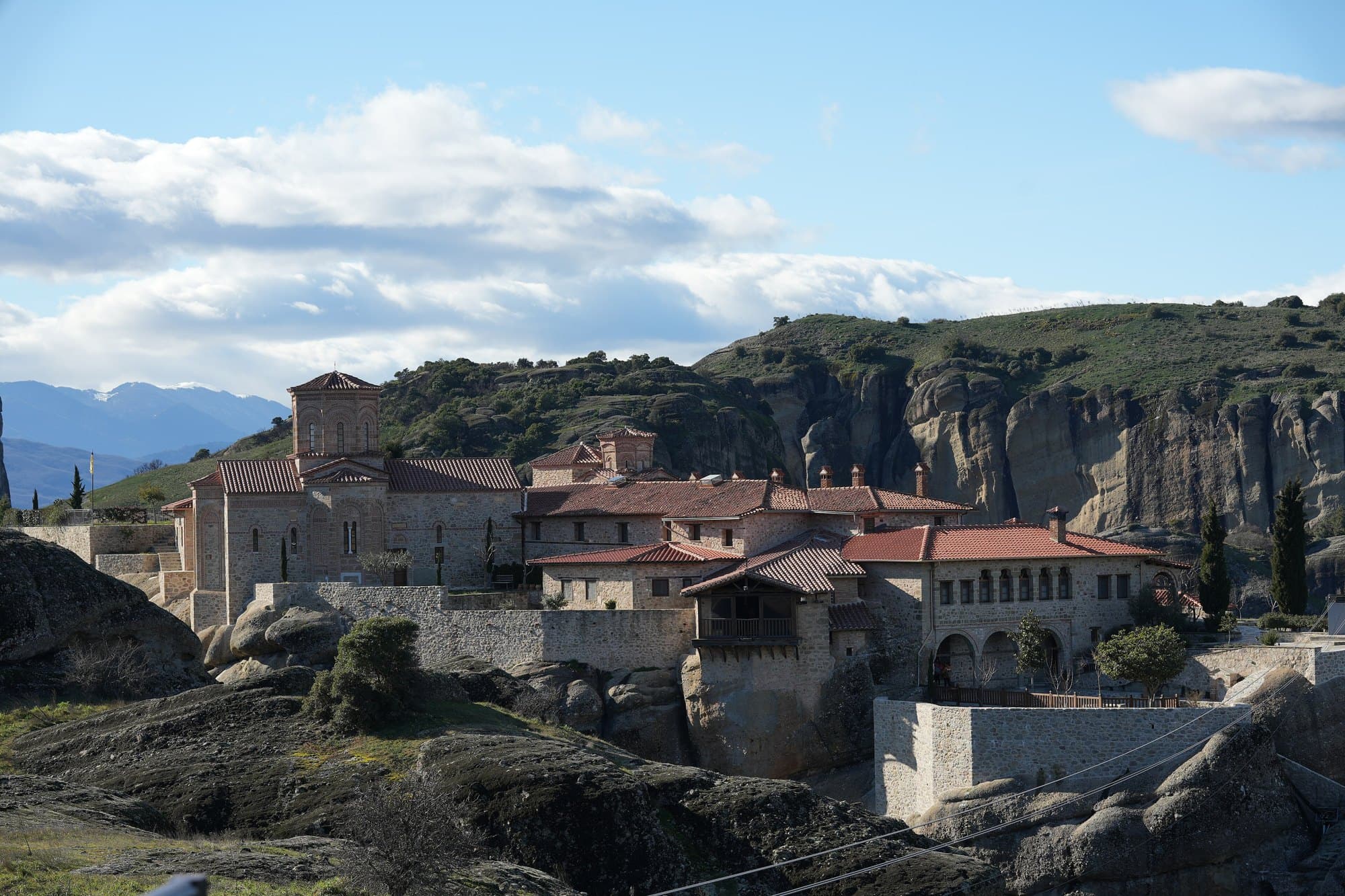 Le monastère de la Sainte-Trinité au-dessus de la vallée, aux Météores