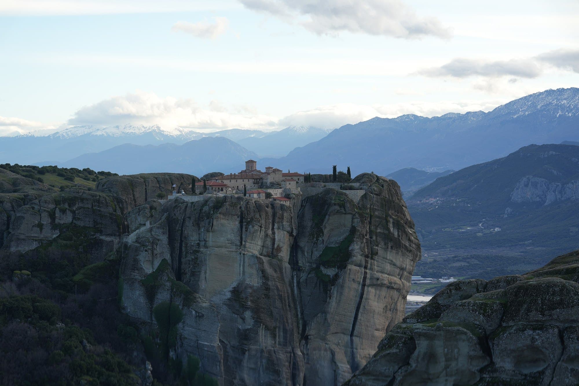 Le monastère de la Sainte-Trinité perché sur son piton, aux Météores