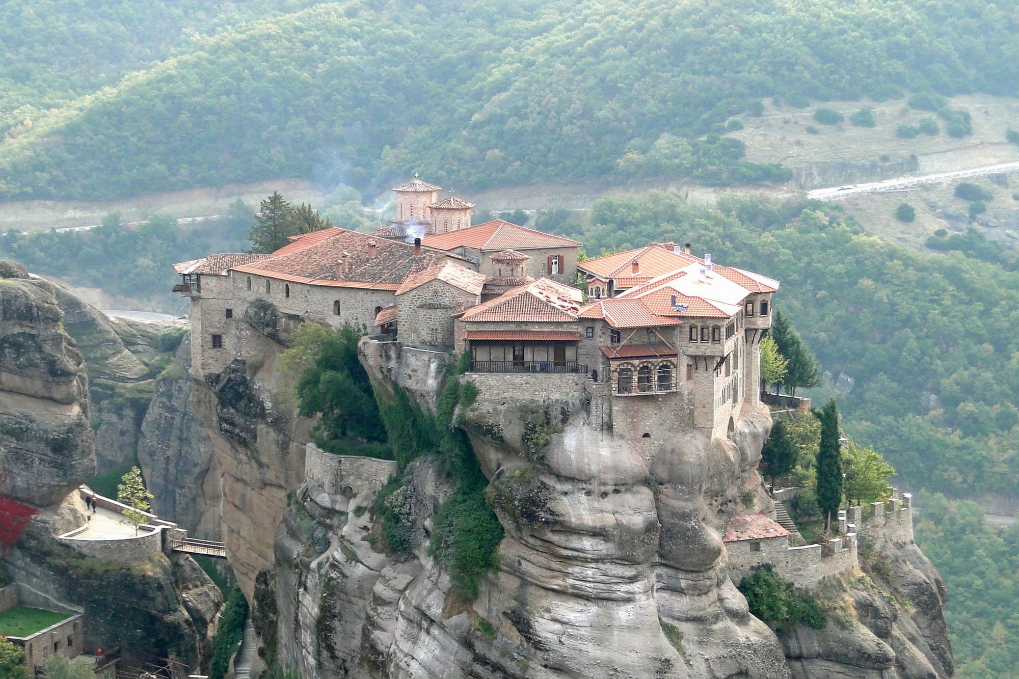 Le monastère de Varlaam au sommet d’un piton de grès, aux Météores
