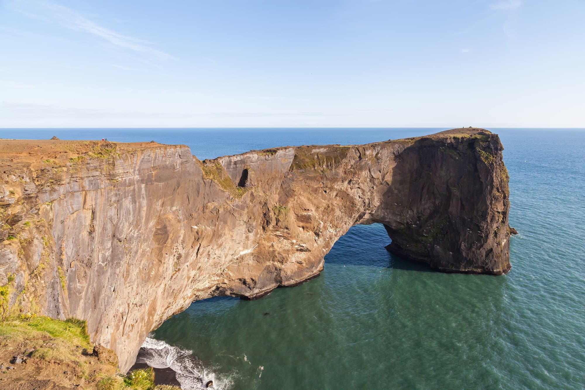 L’arche de Dyrhólaey au-dessus de l’océan