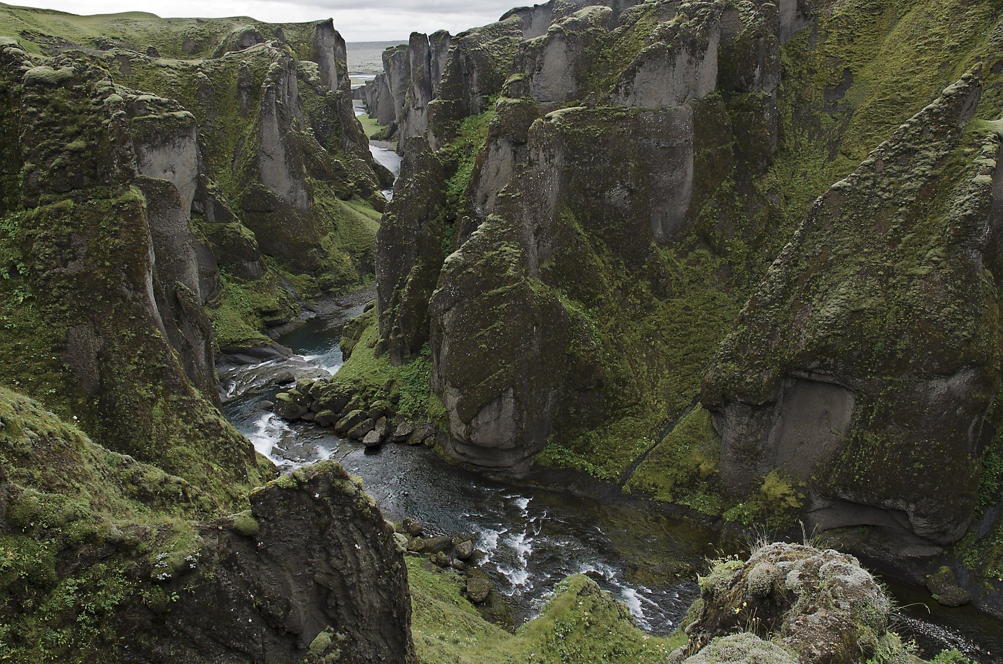 Le canyon de Fjaðrárgljúfur vu depuis le sentier en surplomb