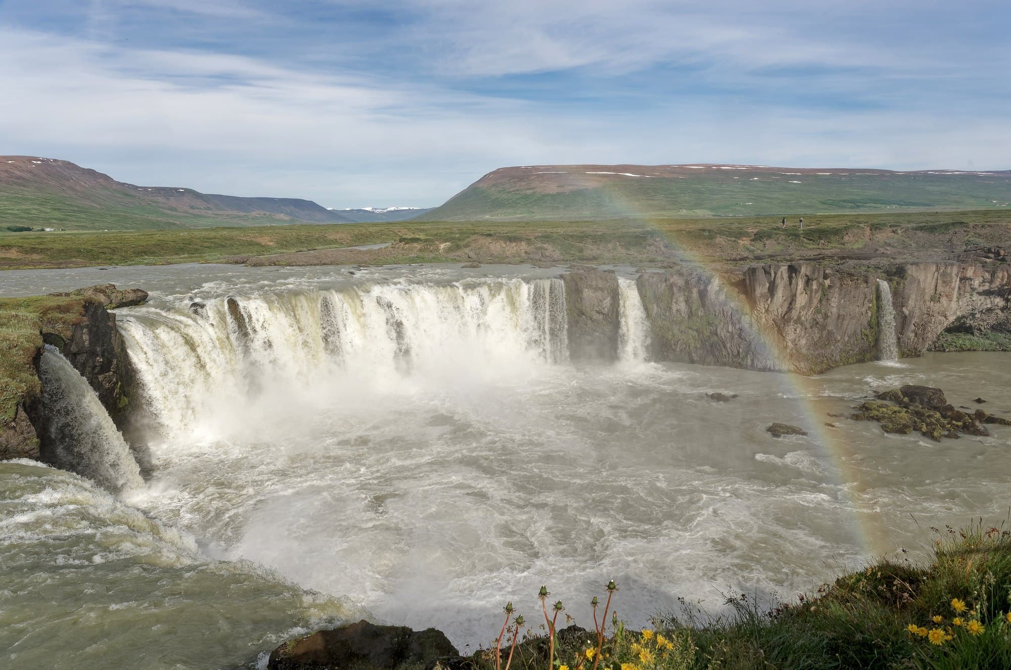 La cascade de Goðafoss en fer à cheval, un arc-en-ciel dans les embruns