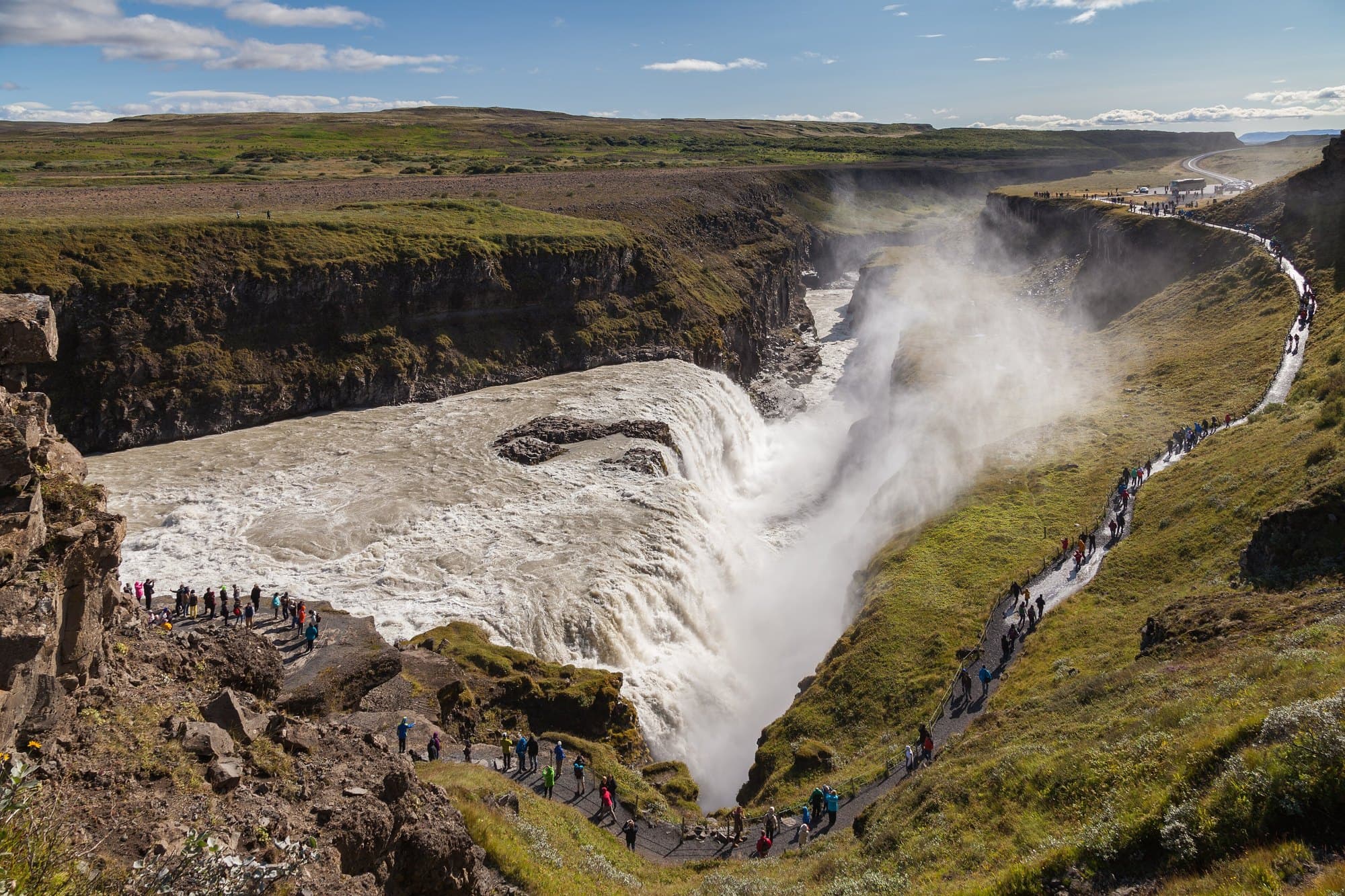 La cascade de Gullfoss tombant en double saut dans son canyon