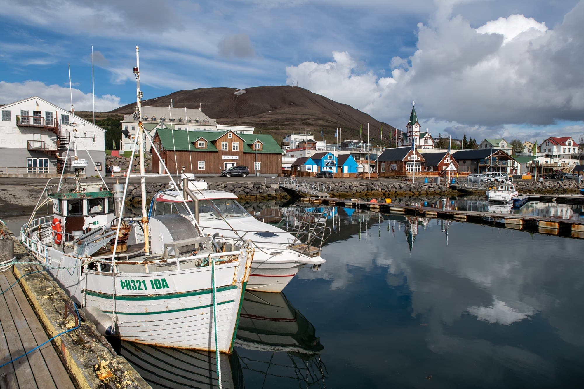 Bateaux de pêche dans le port coloré de Húsavík