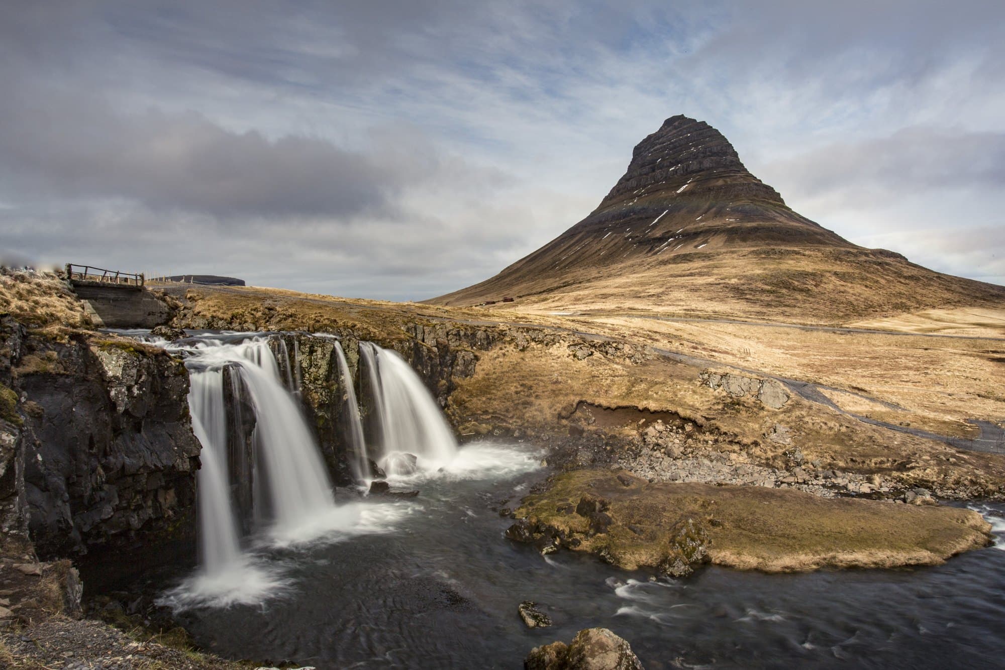 Le mont Kirkjufell et la cascade de Kirkjufellsfoss