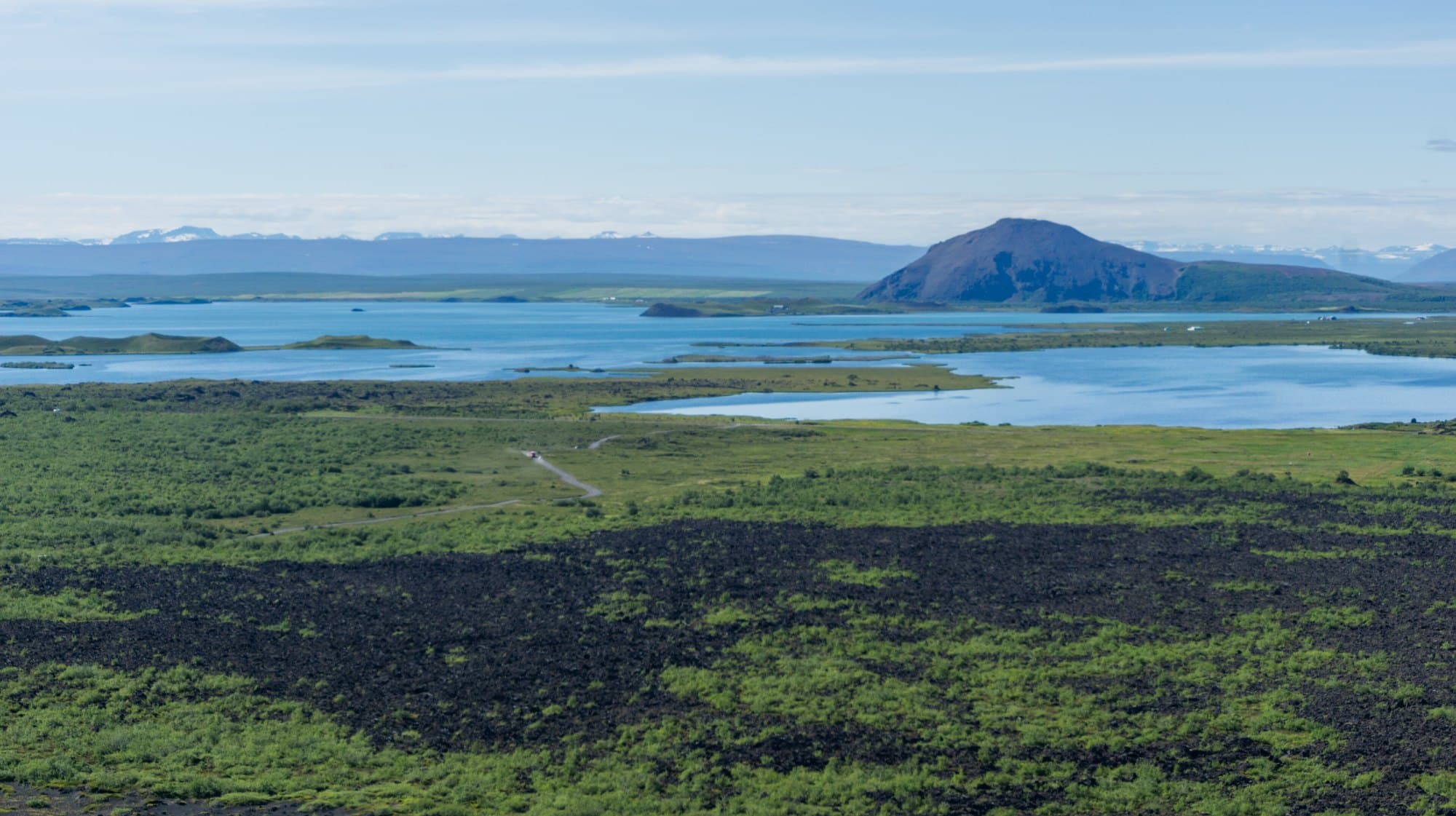 Le lac Mývatn, ses îlots et ses champs de lave