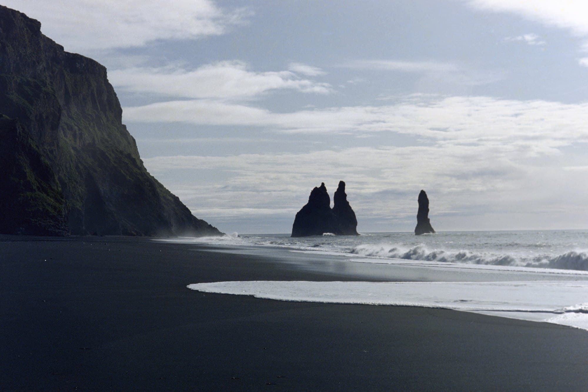 La plage noire de Reynisfjara et les aiguilles de Reynisdrangar