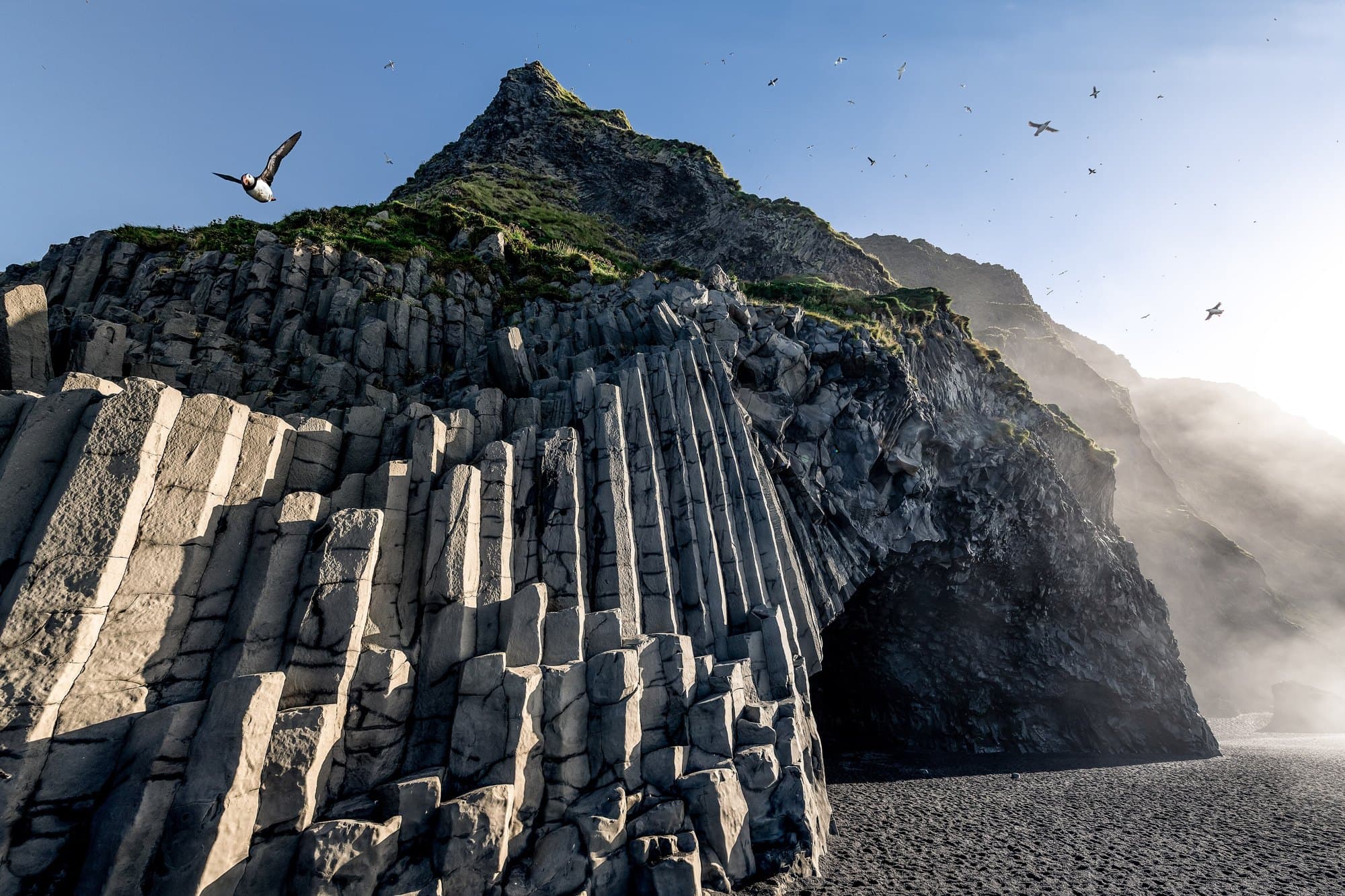 Les orgues basaltiques de Reynisfjara au-dessus de la plage noire