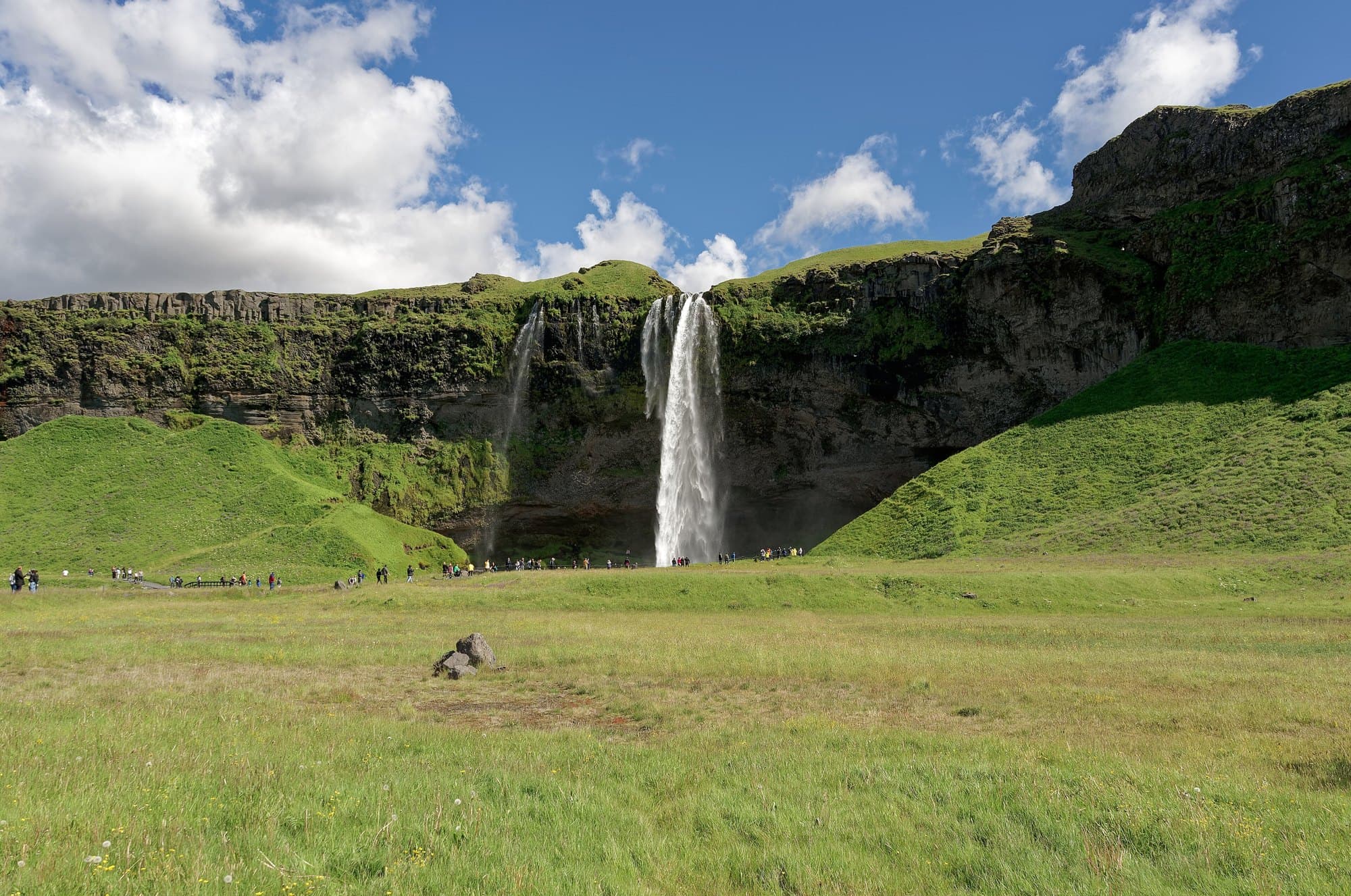 La cascade de Seljalandsfoss au milieu des prairies vertes