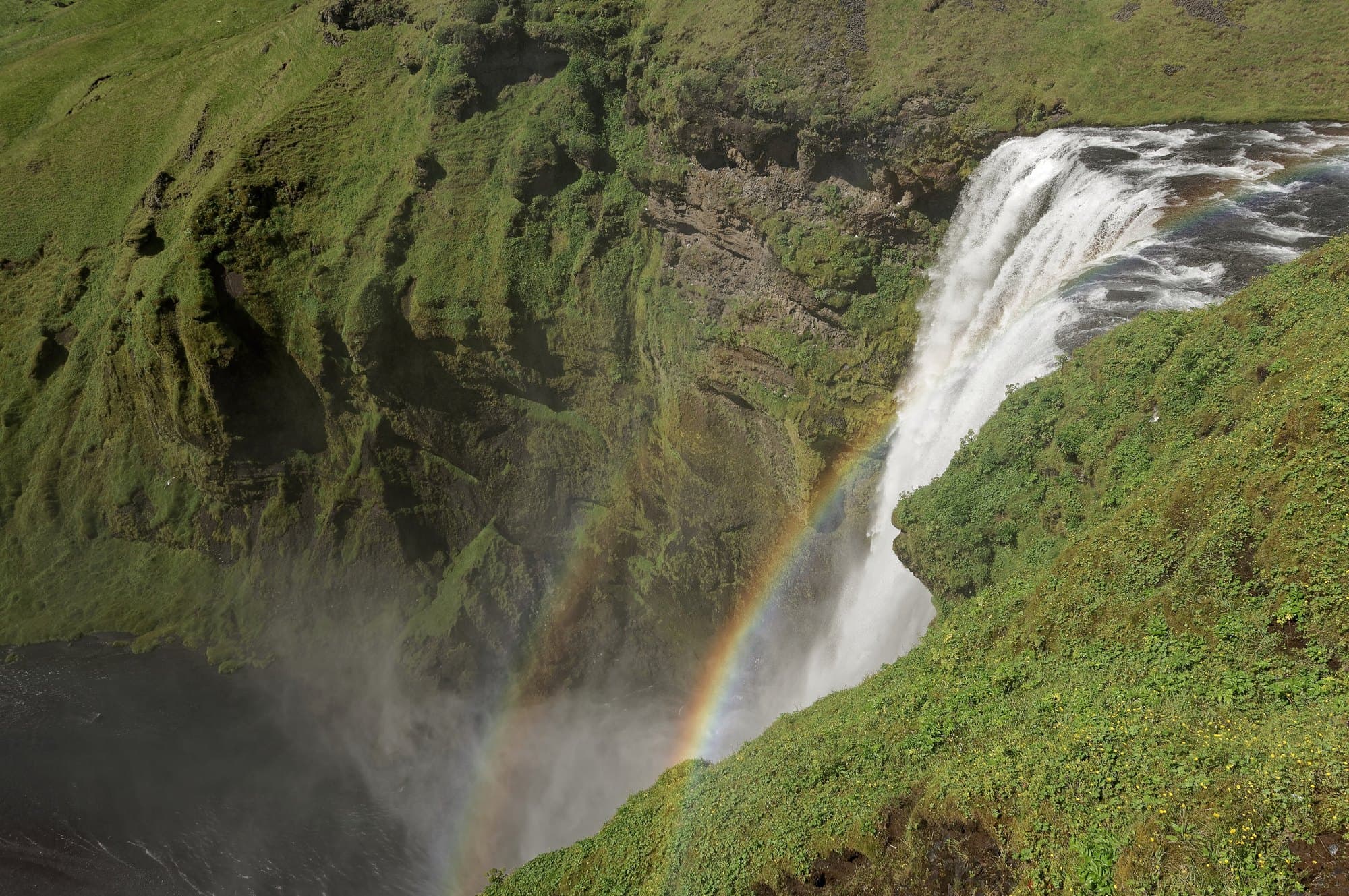 Skógafoss et un arc-en-ciel dans les embruns