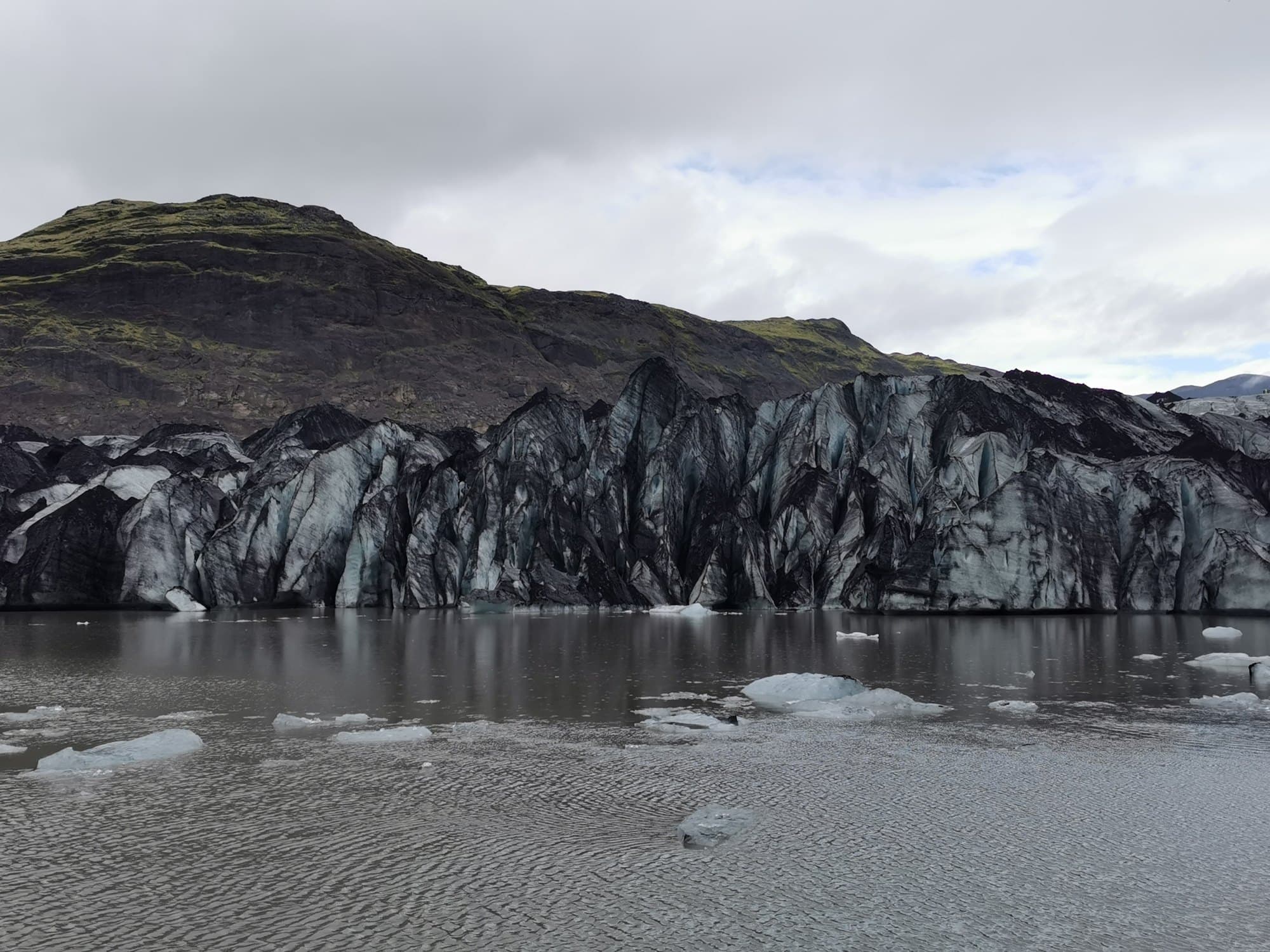 La langue du glacier Sólheimajökull et son lac de fonte