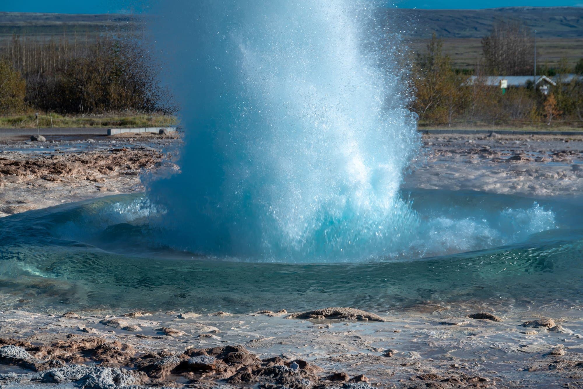 Le geyser Strokkur au moment où il jaillit