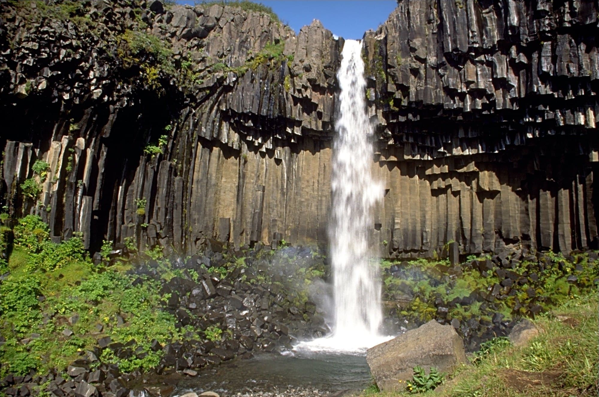 La cascade de Svartifoss entre des colonnes de basalte noir