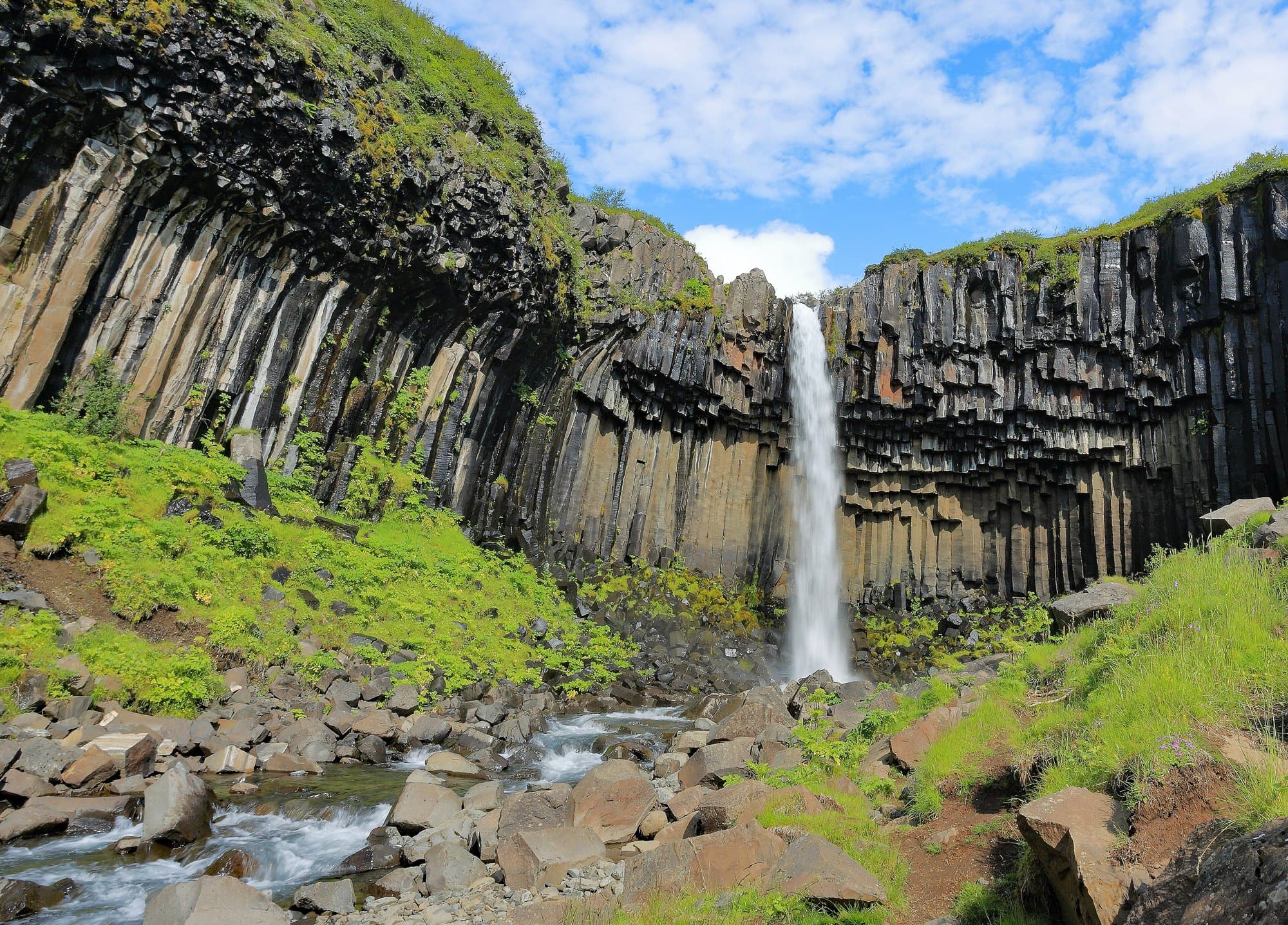 La cascade de Svartifoss et ses colonnes de basalte, en été