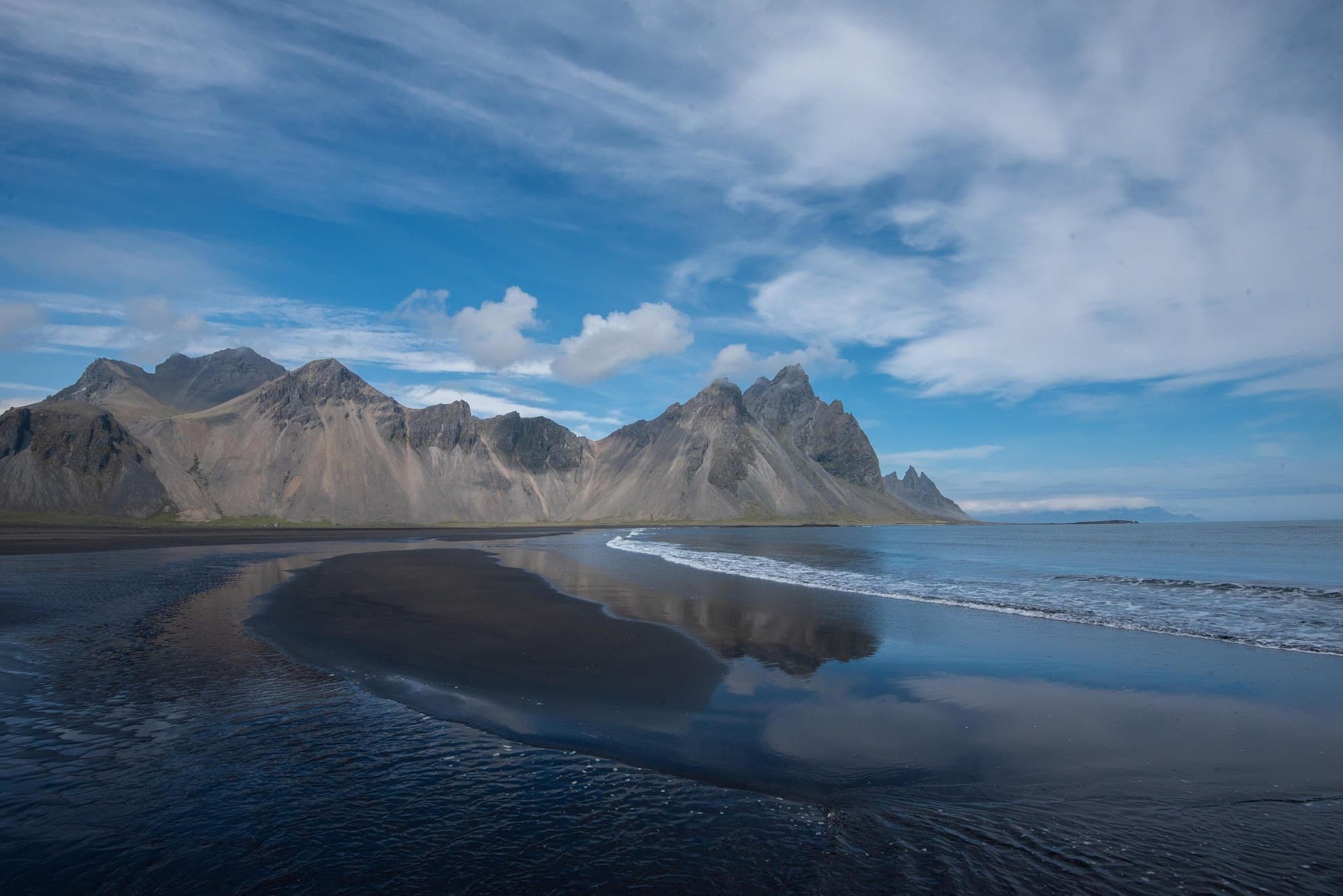 Le Vestrahorn et la plage de Stokksnes, montagne reflétée dans le sable mouillé