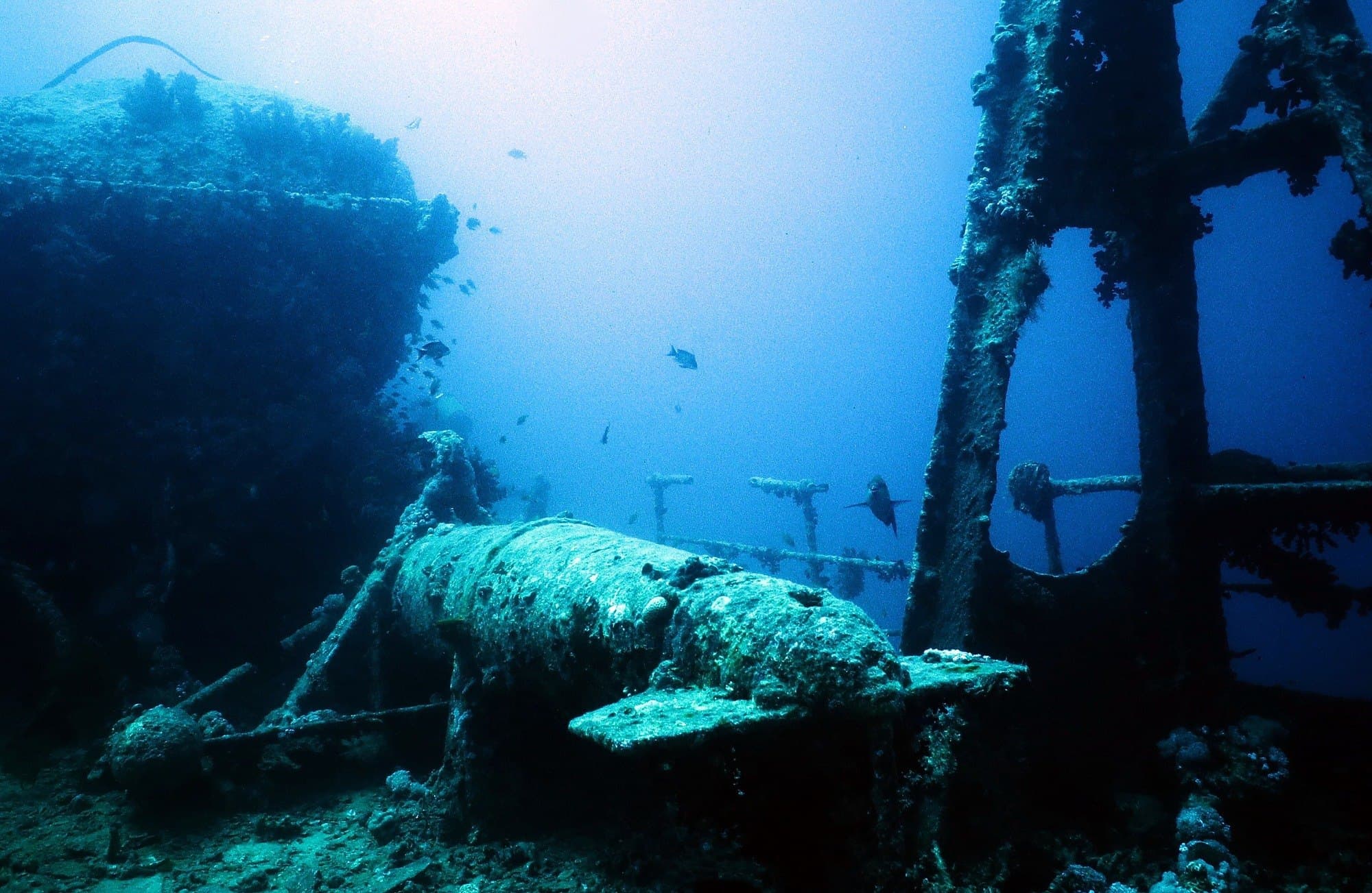 L’épave du Thistlegorm dans la lumière bleue de la mer Rouge