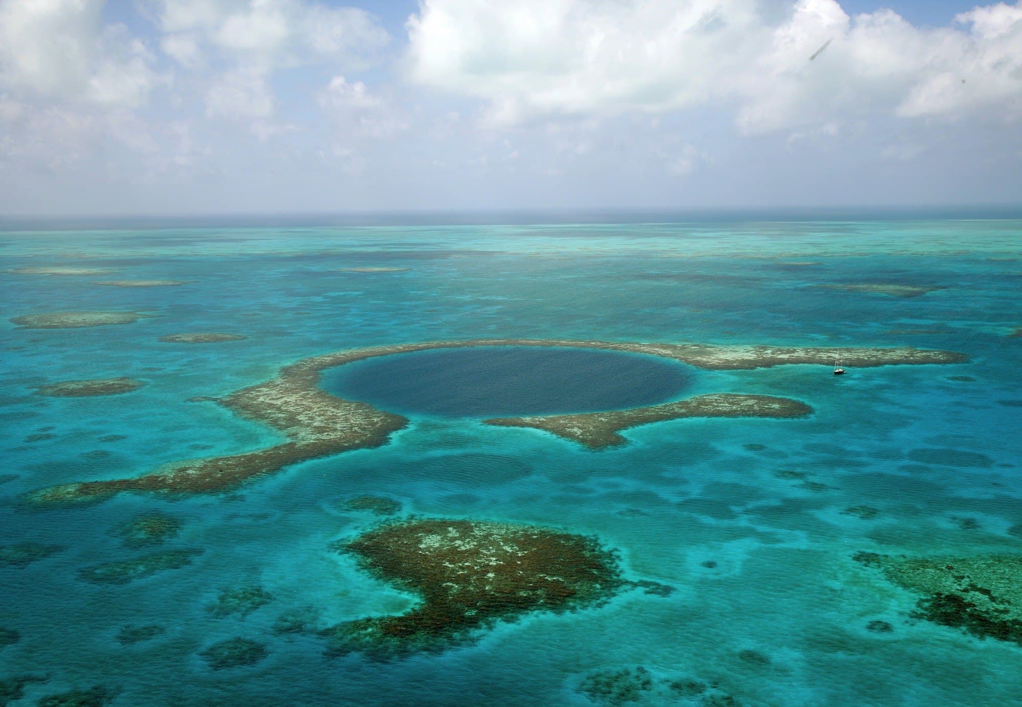 Le Great Blue Hole vu d’avion, au milieu du récif turquoise